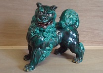 九谷八幡窯　獅子　陶器置物　緑と金の装飾　ヴィンテージ 週末セール！】九谷八幡窯 獅子 陶器置物 緑と金の装飾 ヴィンテージ